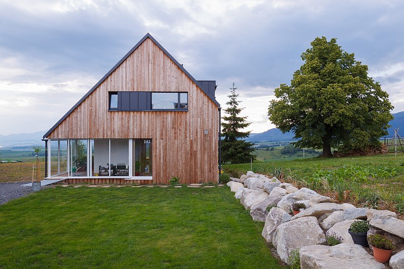 navsteva-drevostavby-dotazeny-v-kazdem-detailu-prodesi-domesi-exterier-drevena-fasada-stitova-strana-kamenna-zidka-vyhled-do-krajiny