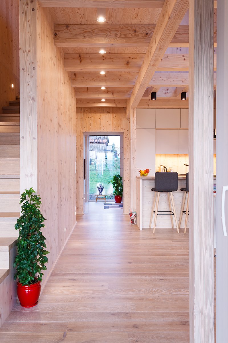 navsteva-drevostavby-dotazeny-v-kazdem-detailu-prodesi-domesi-interier-hlavni-obytny-prostor-masivni-drevene-panely-novatop-chodba-osvetleni