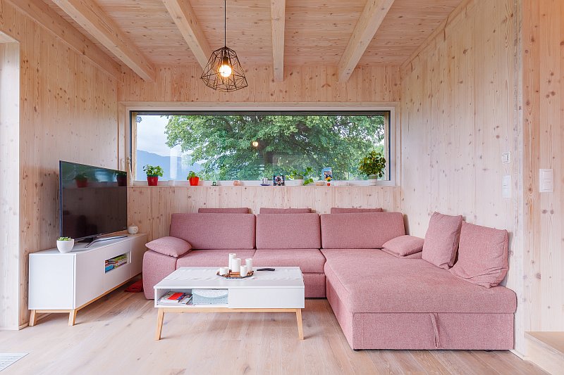 navsteva-drevostavby-dotazeny-v-kazdem-detailu-prodesi-domesi-interier-obyvaci-pokojl-osvetleni-pohledove-drevo-v-interieru