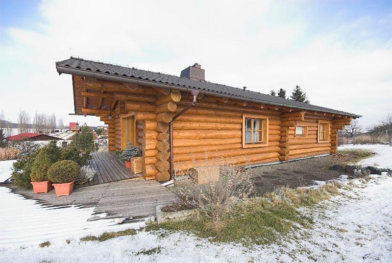 navsteva-drevostavby-doteky-skutecneho-dreva-hanis-srubove-domy-masivni-drevostavba-srub-z-kulatiny-exterier-drevena-terasa