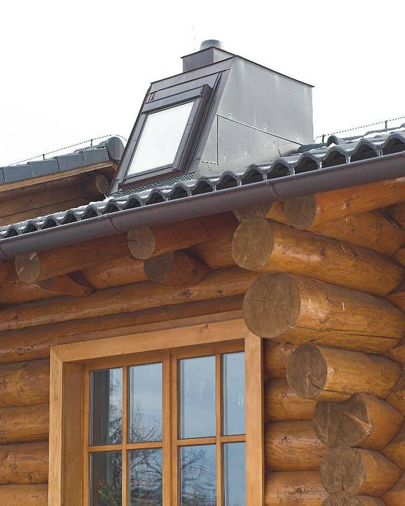 navsteva-drevostavby-doteky-skutecneho-dreva-hanis-srubove-domy-masivni-drevostavba-srub-z-kulatiny-exterier-komin-svetlik