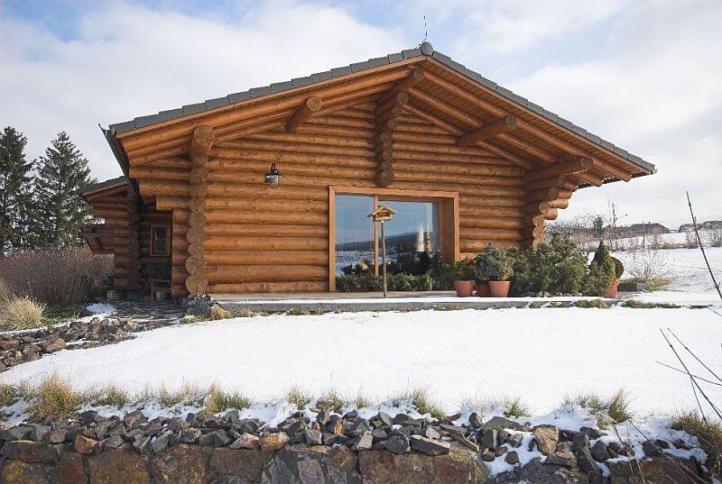 navsteva-drevostavby-doteky-skutecneho-dreva-hanis-srubove-domy-masivni-drevostavba-srub-z-kulatiny-exterier-proskleni-vstup-na-terasu