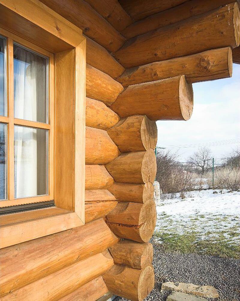 navsteva-drevostavby-doteky-skutecneho-dreva-hanis-srubove-domy-masivni-drevostavba-srub-z-kulatiny-exterier-rohovy-spoj-presha-tramu