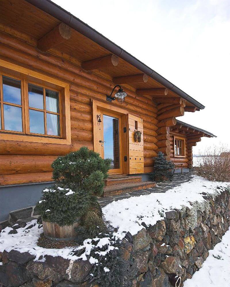 navsteva-drevostavby-doteky-skutecneho-dreva-hanis-srubove-domy-masivni-drevostavba-srub-z-kulatiny-exterier-vstup