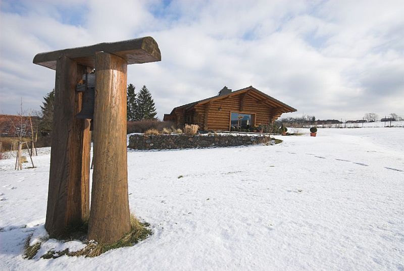 navsteva-drevostavby-doteky-skutecneho-dreva-hanis-srubove-domy-masivni-drevostavba-srub-z-kulatiny-exterier-zvonicka