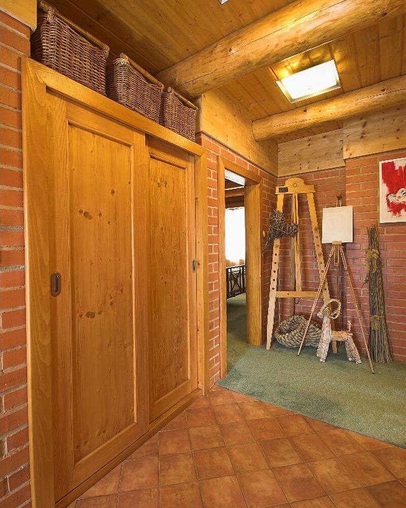 navsteva-drevostavby-doteky-skutecneho-dreva-hanis-srubove-domy-masivni-drevostavba-srub-z-kulatiny-interier-chotba-vestavena-skrin