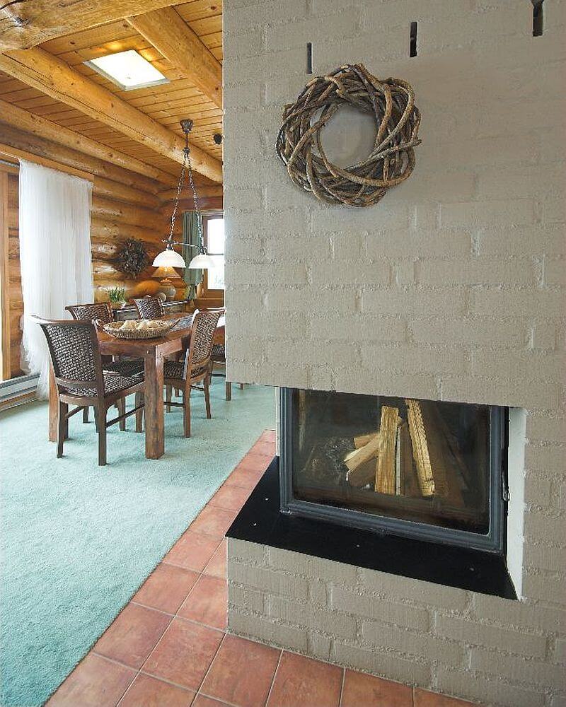 navsteva-drevostavby-doteky-skutecneho-dreva-hanis-srubove-domy-masivni-drevostavba-srub-z-kulatiny-interier-jidelni-stul-krbova-vlozka