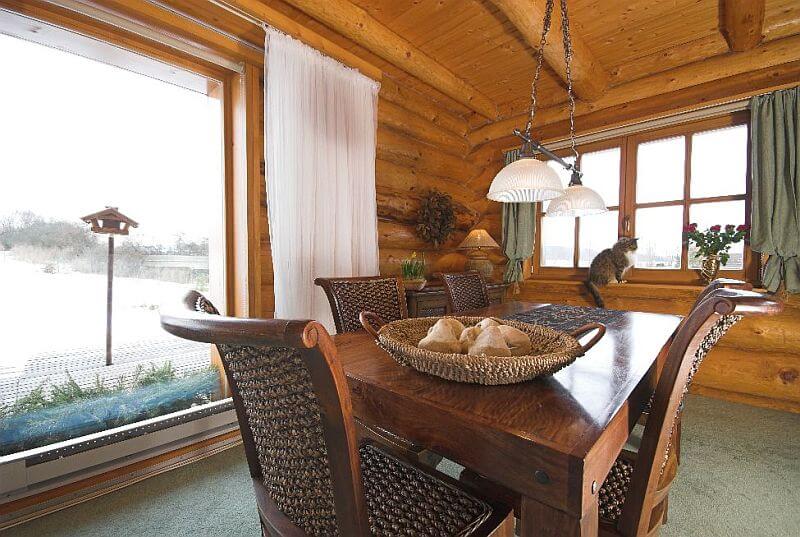 navsteva-drevostavby-doteky-skutecneho-dreva-hanis-srubove-domy-masivni-drevostavba-srub-z-kulatiny-interier-jidelni-stul