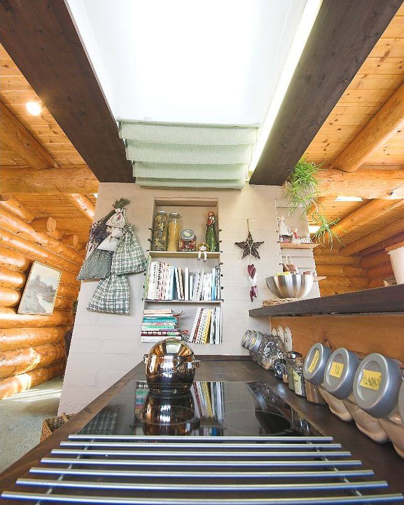 navsteva-drevostavby-doteky-skutecneho-dreva-hanis-srubove-domy-masivni-drevostavba-srub-z-kulatiny-interier-kuchyne-svetlik