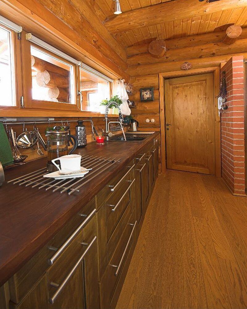 navsteva-drevostavby-doteky-skutecneho-dreva-hanis-srubove-domy-masivni-drevostavba-srub-z-kulatiny-interier-kuchyne