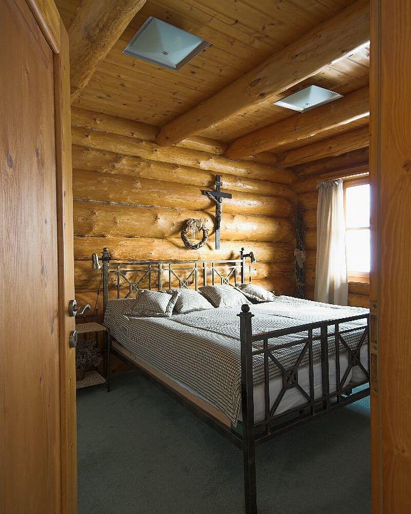 navsteva-drevostavby-doteky-skutecneho-dreva-hanis-srubove-domy-masivni-drevostavba-srub-z-kulatiny-interier-loznice