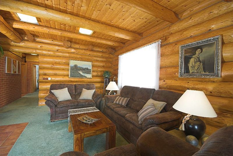 navsteva-drevostavby-doteky-skutecneho-dreva-hanis-srubove-domy-masivni-drevostavba-srub-z-kulatiny-interier-obyvaci-pokoj