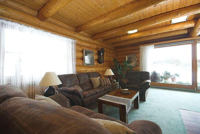 navsteva-drevostavby-doteky-skutecneho-dreva-hanis-srubove-domy-masivni-drevostavba-srub-z-kulatiny-interier-obyvaci-pokoj