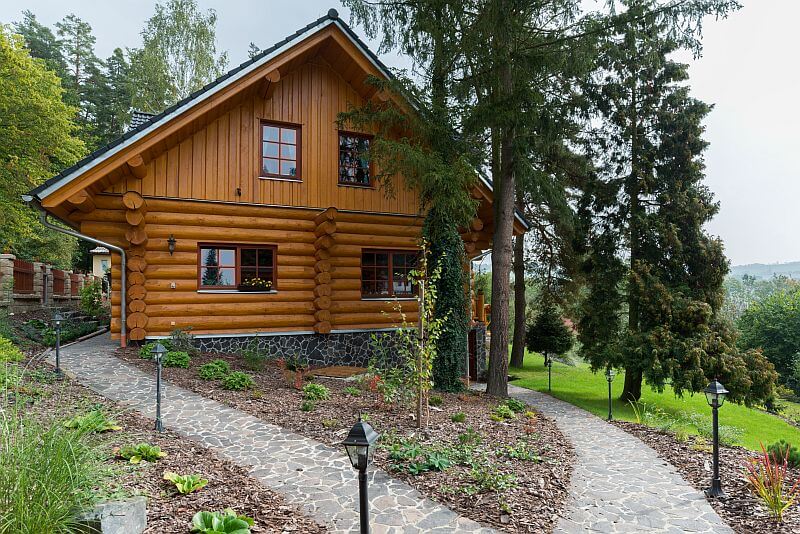 navsteva-drevostavby-srub-dreveny-dum-s-kamennym-srdcem-ok-pyrus-exterier-kamenne-chodniky-zahrada