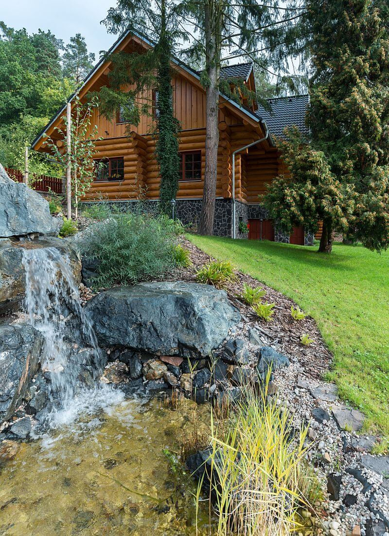 navsteva-drevostavby-srub-dreveny-dum-s-kamennym-srdcem-ok-pyrus-exterier-skalka-vodopad