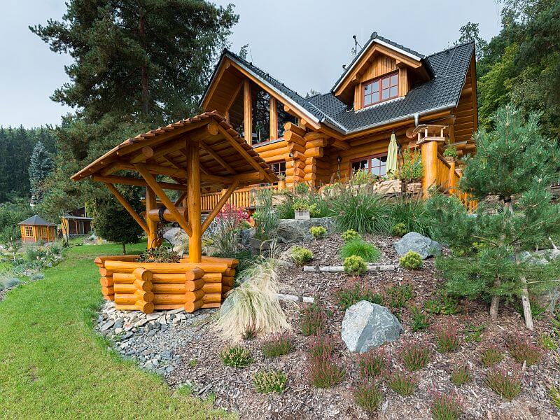 navsteva-drevostavby-srub-dreveny-dum-s-kamennym-srdcem-ok-pyrus-exterier-zahrada-skalka-studna-dreveny-rumpal