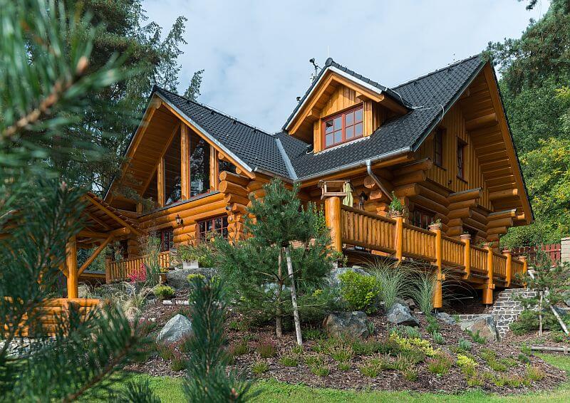 navsteva-drevostavby-srub-dreveny-dum-s-kamennym-srdcem-ok-pyrus-exterier-zahrada-skalka