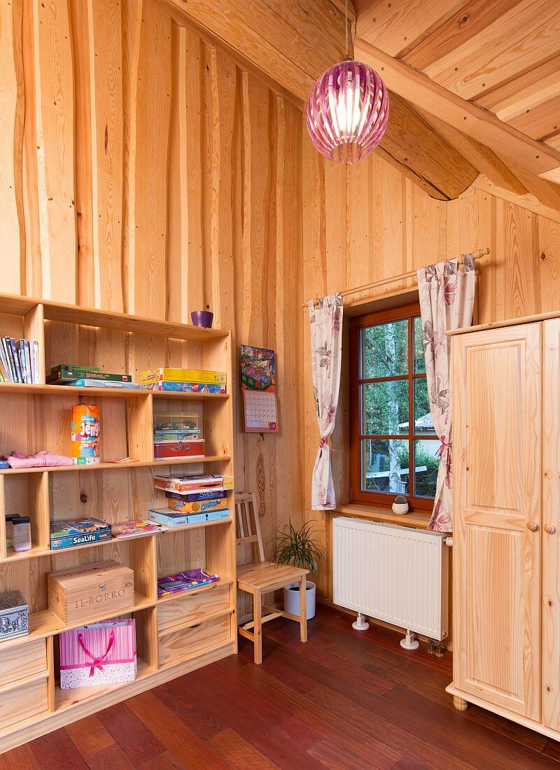 navsteva-drevostavby-srub-dreveny-dum-s-kamennym-srdcem-ok-pyrus-interier-drevene-oblozeni-sten-drevena-podlaha-nabytek