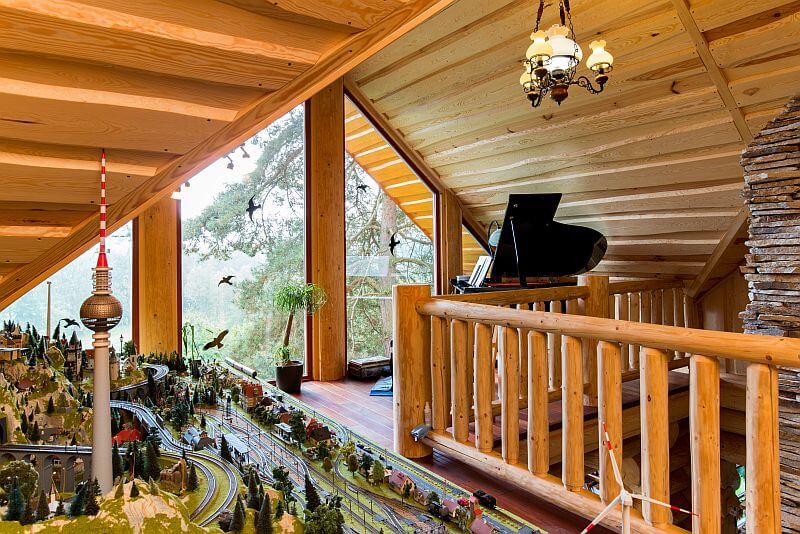 navsteva-drevostavby-srub-dreveny-dum-s-kamennym-srdcem-ok-pyrus-interier-galerie-elektricke-vlacky-klavir