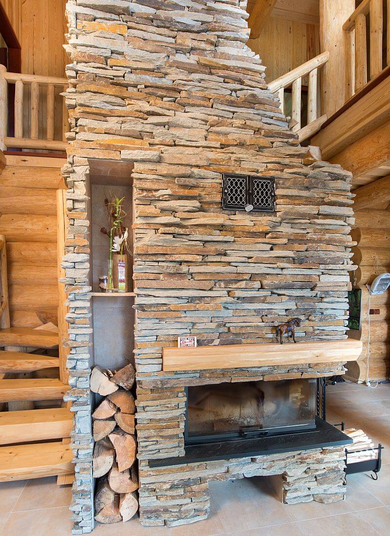 navsteva-drevostavby-srub-dreveny-dum-s-kamennym-srdcem-ok-pyrus-interier-kamenny-krb-drevne-schodiste