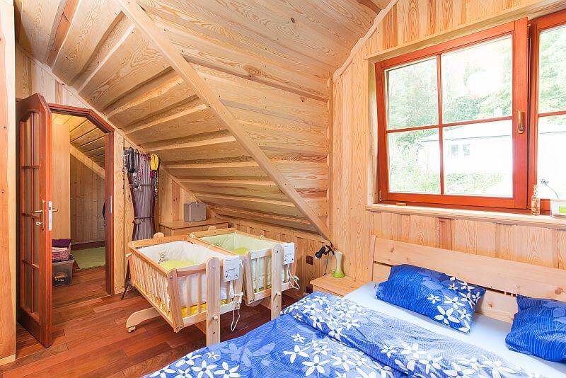 navsteva-drevostavby-srub-dreveny-dum-s-kamennym-srdcem-ok-pyrus-interier-loznice-v-podkrovi