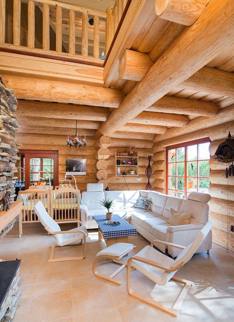 navsteva-drevostavby-srub-dreveny-dum-s-kamennym-srdcem-ok-pyrus-interier-obyvaci-pokoj-galerie