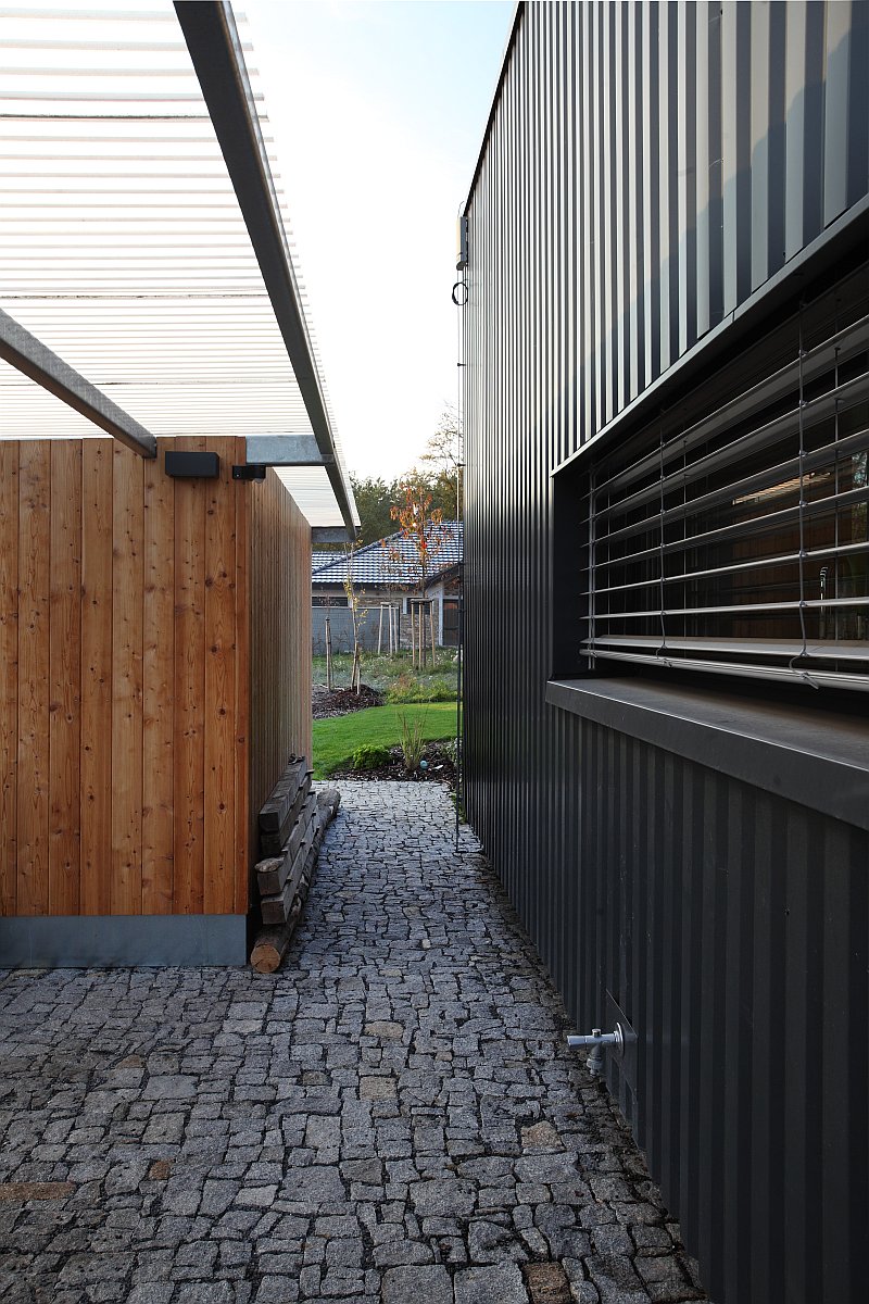 navsteva-drevostavby-drevo-skrz-naskrz-domesi-exterier-plechova-fasada-parkovaci-stani