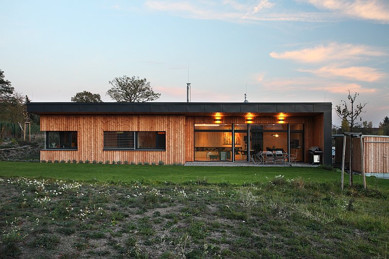 navsteva-drevostavby-drevo-skrz-naskrz-domesi-exterier-zahrada