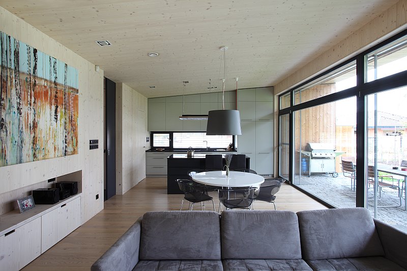 navsteva-drevostavby-drevo-skrz-naskrz-domesi-interier-hlavni-obytny-prostor-pohledove-drevo-v-interieru