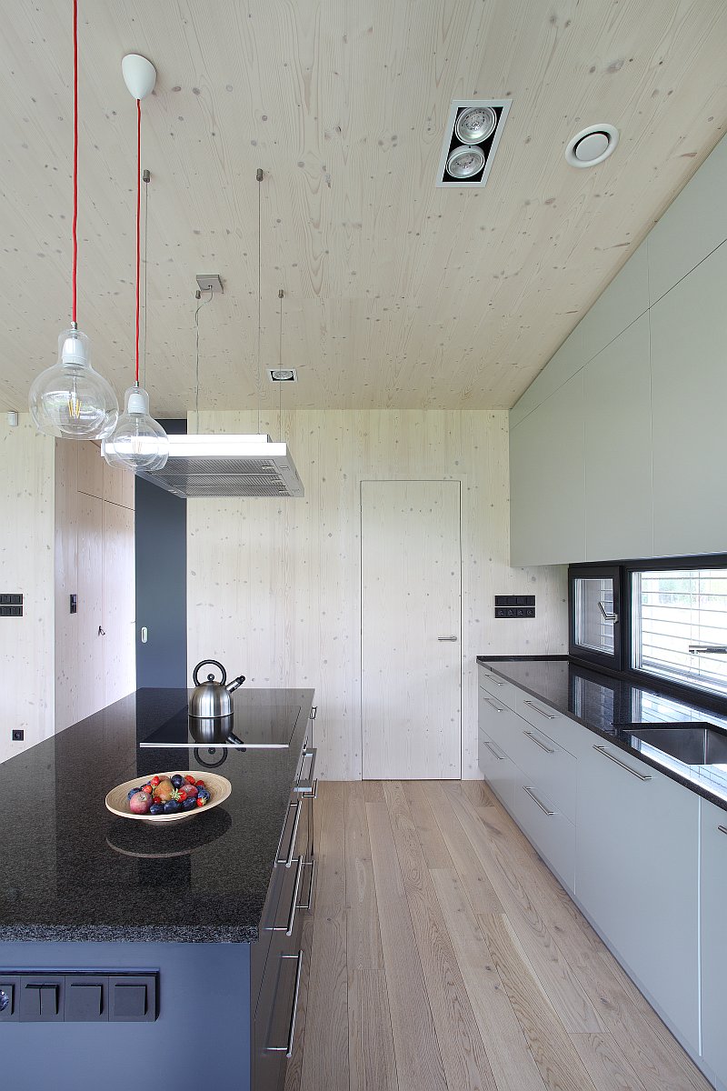 navsteva-drevostavby-drevo-skrz-naskrz-domesi-interier-kuchyne