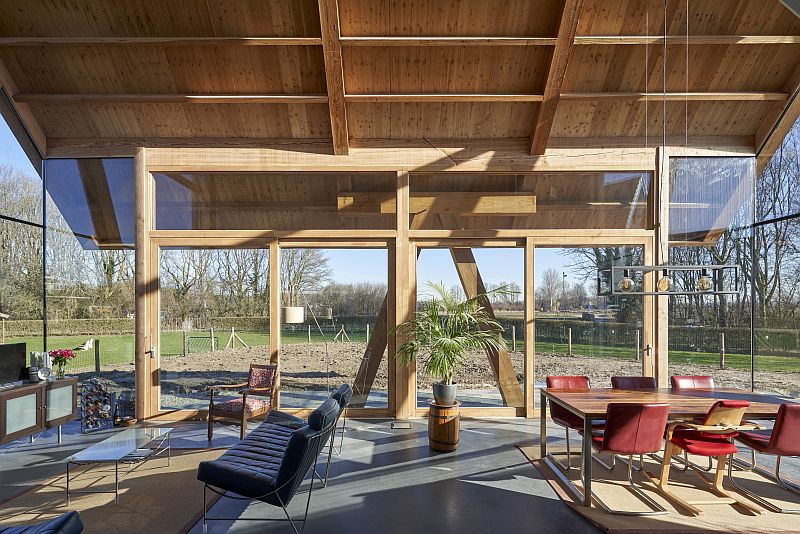 navsteva-drevostavby-holandsko-svetlo-kam-se-podivas-interier-hlavni-obytny-prostor-prosklene-steny-vyhled-do-zahrady