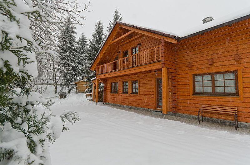 DrevoaStavby.cz | Roubenka sv&eacute;pomoc&iacute;