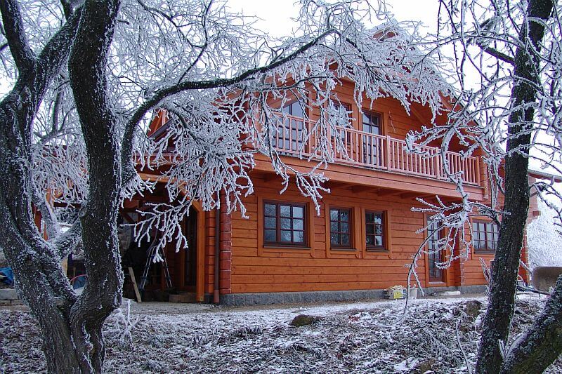 DrevoaStavby.cz | Roubenka sv&eacute;pomoc&iacute;