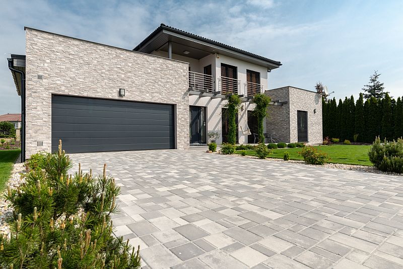 navsteva-drevostavby-obavy-jsou-zbytecne-exterier-prijezd-k-domu-garaz