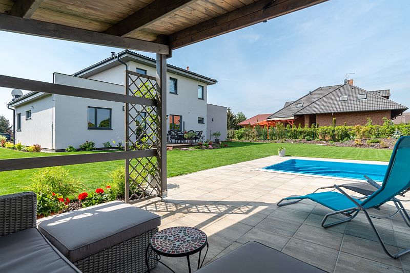 navsteva-drevostavby-obavy-jsou-zbytecne-exterier-zadni-pohled-zahrada-bazen