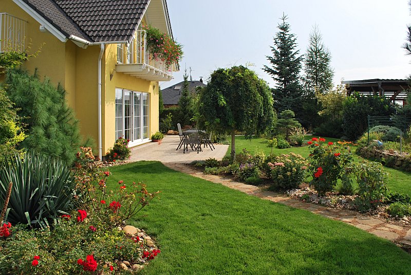 navsteva-drevostavby-po-12-letech-jedno-velke-prekvapeni-atrium-exterier-terasa-zahrada-kvetiny