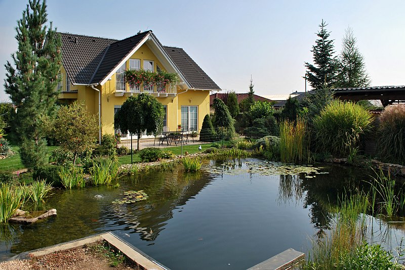 navsteva-drevostavby-po-12-letech-jedno-velke-prekvapeni-atrium-exterier-zahrada-koupaci-jezirko