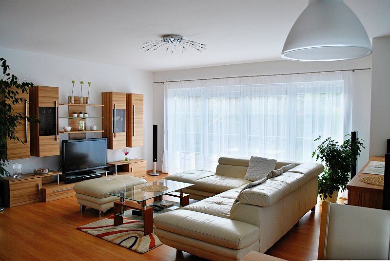 navsteva-drevostavby-po-12-letech-jedno-velke-prekvapeni-atrium-interier-obyvaci-pokoj