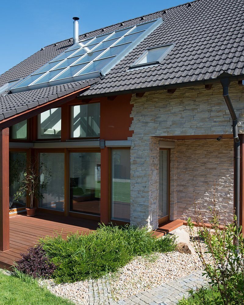 navsteva-drevostavby-dum-s-atriem-4732-exterier-drevena-terasa-prosklena-strecha-tinified