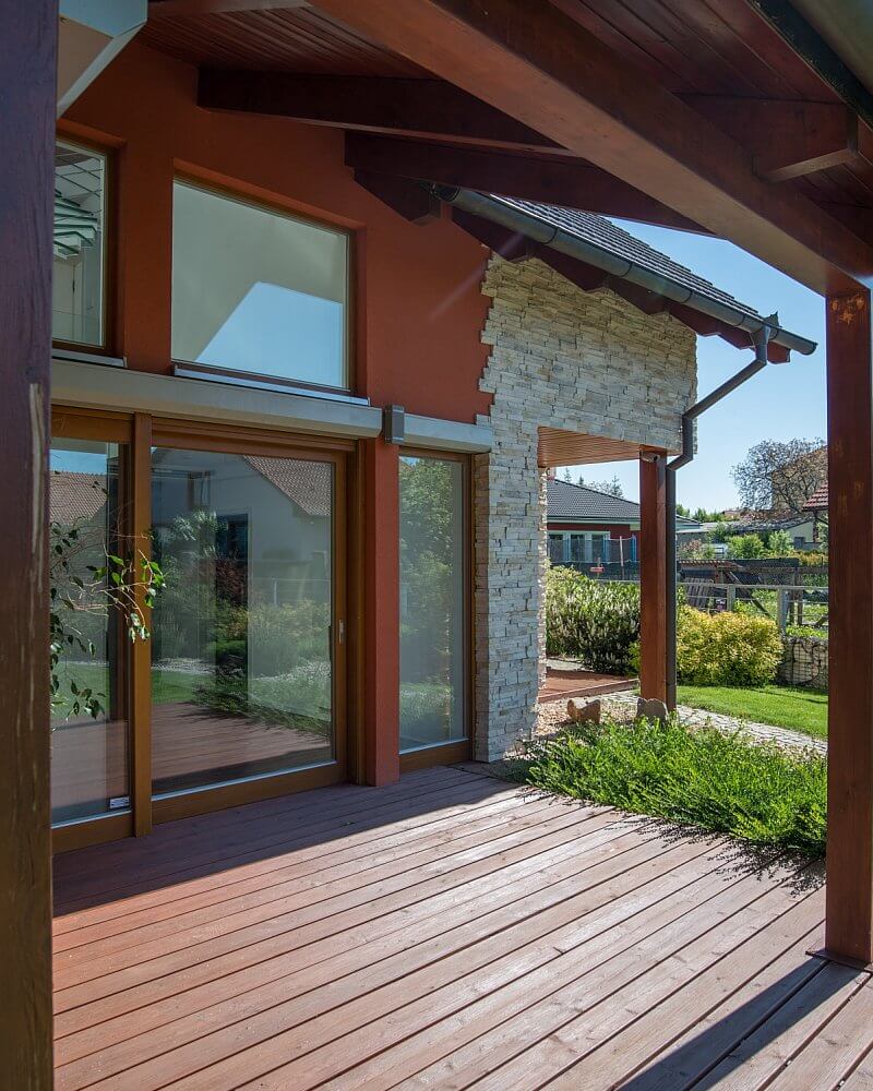 navsteva-drevostavby-dum-s-atriem-4732-exterier-drevena-terasa-tinified