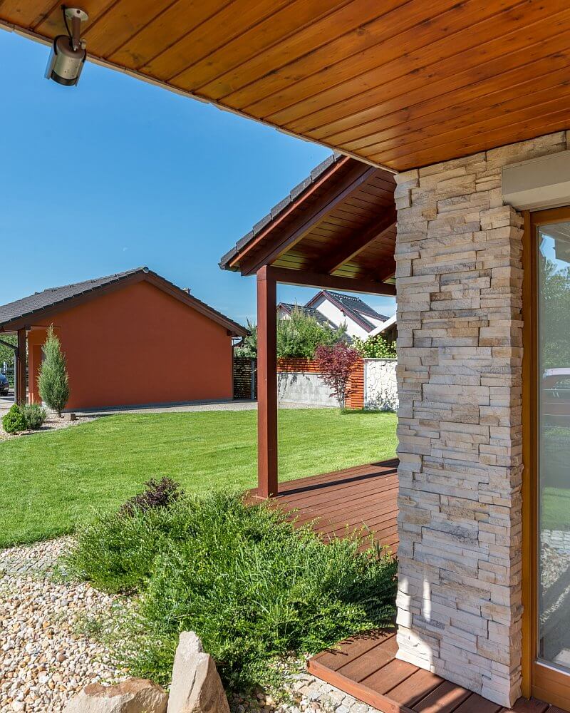 navsteva-drevostavby-dum-s-atriem-4732-exterier-drevena-terasa-zahrada-garaz-tinified