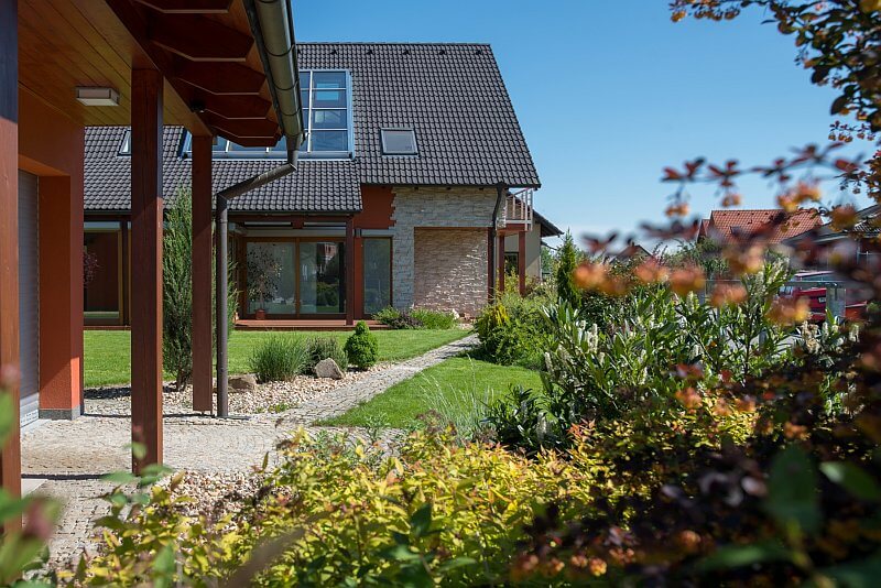 navsteva-drevostavby-dum-s-atriem-4732-exterier-garaz-zahrada-tinified