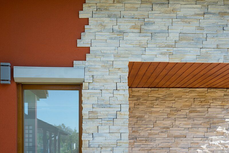 navsteva-drevostavby-dum-s-atriem-4732-exterier-kamenny-obklad-fasady-tinified