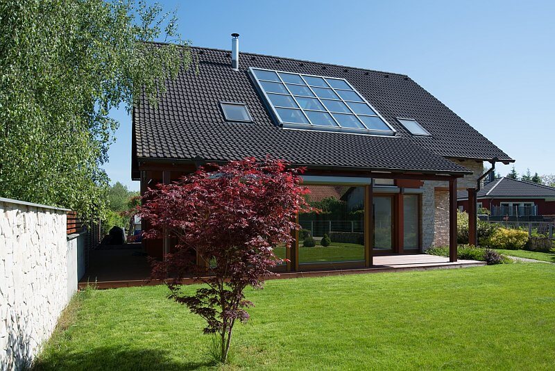 navsteva-drevostavby-dum-s-atriem-4732-exterier-prosklena-strecha-zahrada-tinified