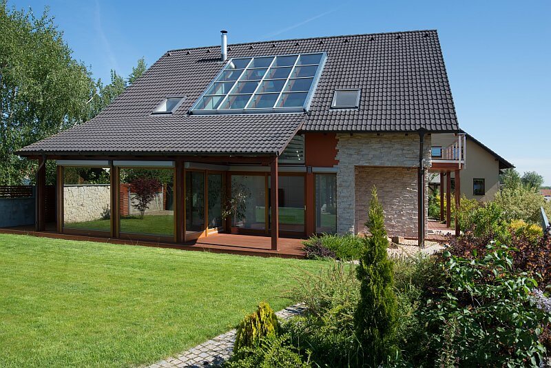 navsteva-drevostavby-dum-s-atriem-4732-exterier-zahrada-tinified