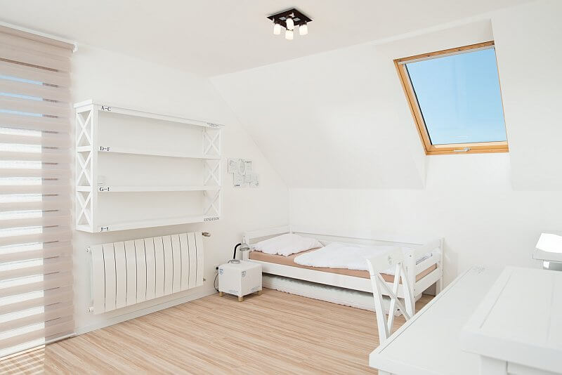 navsteva-drevostavby-dum-s-atriem-4732-interier-detsky-pokoj-bily-nabytek-drevena-podlaha-tinified