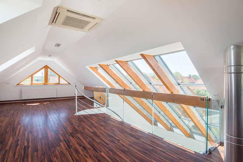 navsteva-drevostavby-dum-s-atriem-4732-interier-drevena-podlaha-prosklena-strecha-3np-tinified