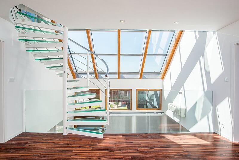 navsteva-drevostavby-dum-s-atriem-4732-interier-drevena-podlaha-prosklena-strecha-tocite-schodiste-2np-tinified