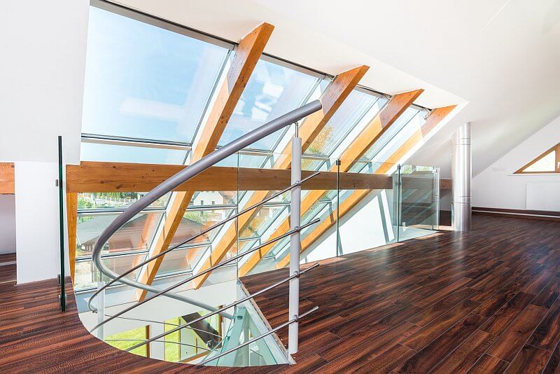 navsteva-drevostavby-dum-s-atriem-4732-interier-drevena-podlaha-prosklena-strecha-tocite-schodiste-3np-tinified