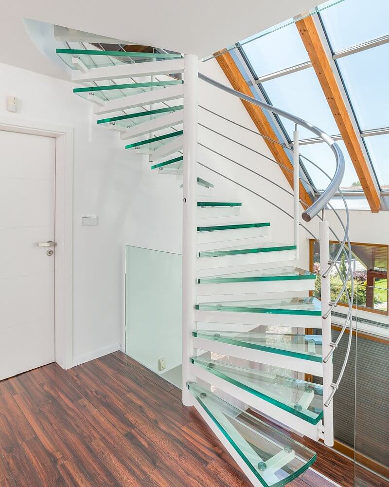 navsteva-drevostavby-dum-s-atriem-4732-interier-drevena-podlaha-prosklena-strecha-tocite-schody-2np-tinified